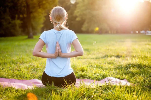 Yoga Parque Mujer Joven Con Namaste Detrás Espalda Pose Vajrasana — Foto de Stock