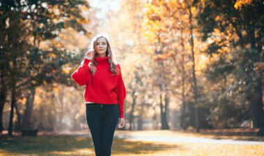 Yumuşak sıcak örme kazak açık havada yürüyüş doğal kadın