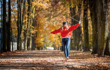 Yumuşak örme kazak açık, olumlu duygular yürüyüş güzel gülümseyen genç kadın