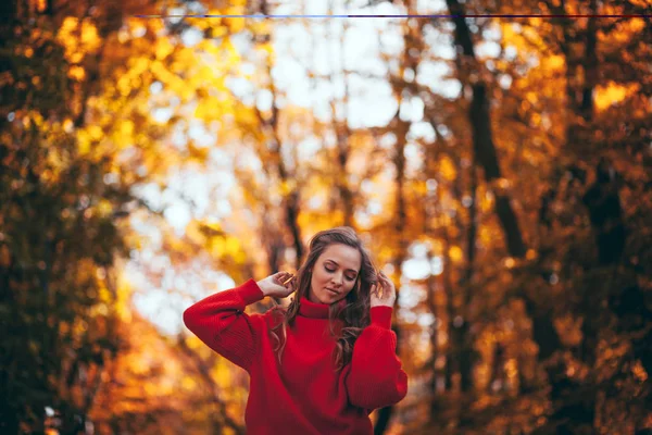 秋の風景のカラフルな葉に囲まれて自然な女性 — ストック写真