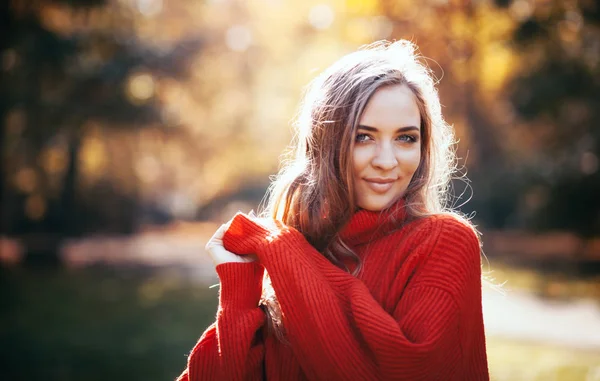 自然的年轻女子在柔软温暖的针织毛衣走在户外 秋天和春天 — 图库照片