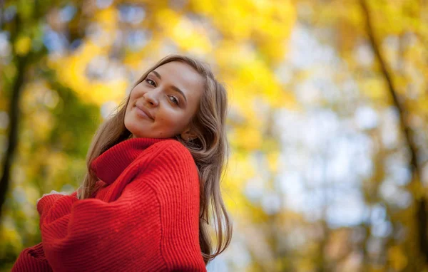 美丽的微笑的年轻女子在软针织毛衣走在户外 积极的感情 — 图库照片