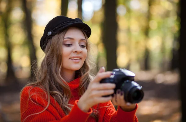 Junge Frau Hat Spaß Mit Kamera Beim Fotografieren Grünen Park — Stockfoto