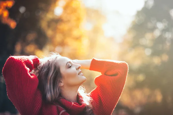 Mujer Natural Suave Suéter Punto Cálido Caminando Aire Libre —  Fotos de Stock