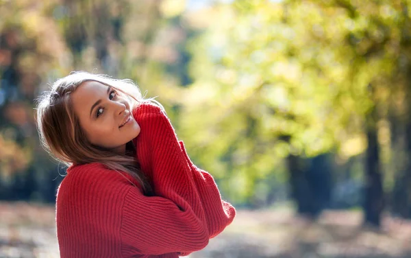 Natürliche Frau Weichen Pullover Draußen Positive Emotionen — Stockfoto