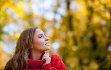 Yumuşak örme kazak açık, olumlu duygular yürüyüş güzel gülümseyen genç kadın