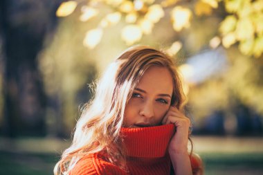 Sonbahar manzarası renkli yaprakları tarafından çevrili doğal kadın