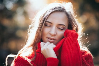 Genç kadında doğal yumuşak sıcak örme kazak açık havada, sonbahar ve ilkbahar yürüyüş