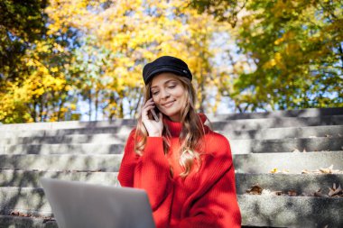 Dizüstü bilgisayar kullanıyorsanız ve merdivenlerde açık otururken çalışıyorsanız doğal kadın
