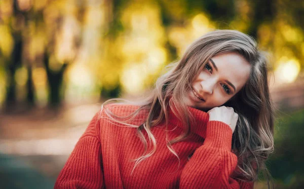 Hermosa Mujer Joven Sonriente Suéter Punto Suave Caminando Aire Libre —  Fotos de Stock