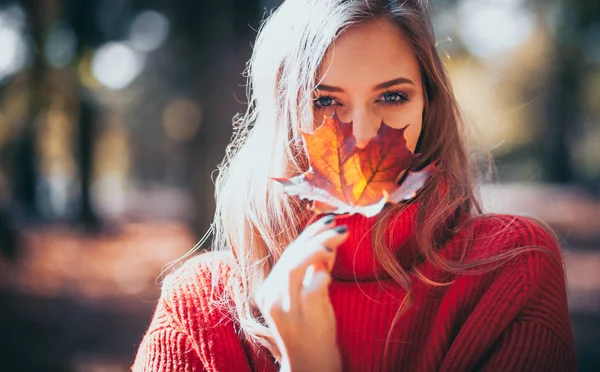 Mujer Natural Sosteniendo Colorida Hoja Otoño Luz Del Sol Brillante —  Fotos de Stock