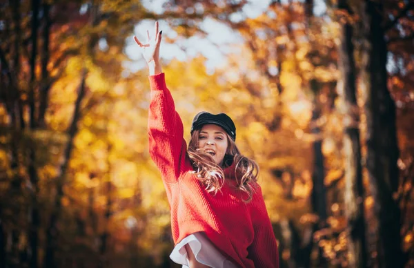 Hermosa Mujer Joven Sonriente Suéter Punto Suave Caminando Aire Libre —  Fotos de Stock