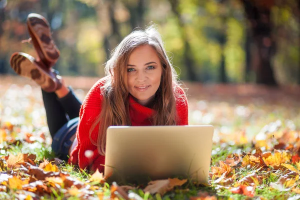 Mulher Sorridente Bonita Usando Laptop Livre Deitado Gramado — Fotografia de Stock