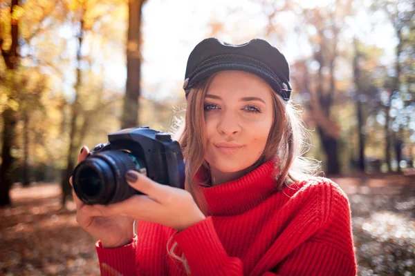 Jonge Vrouw Plezier Met Camera Maken Van Foto Het Groene — Stockfoto