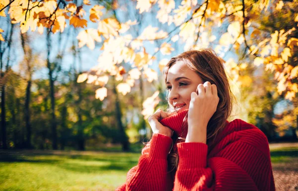 Mujer Natural Paisaje Otoño Rodeado Hojas Colores —  Fotos de Stock