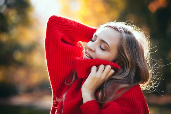 春と秋 屋外歩行柔らかい温かみのあるニットのセーターの自然な若い女性 — ストック写真