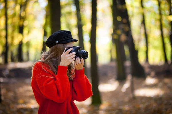 Junge Frau Hat Spaß Mit Kamera Beim Fotografieren Grünen Park — Stockfoto