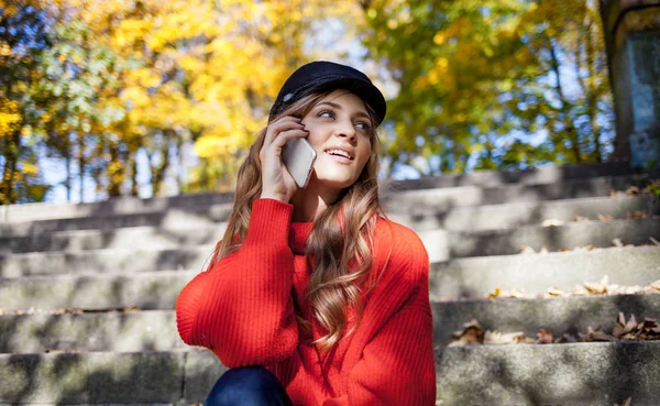 Natural Beauty Using Smartphone Talking While Sitting Stairs Park — Stock Photo, Image