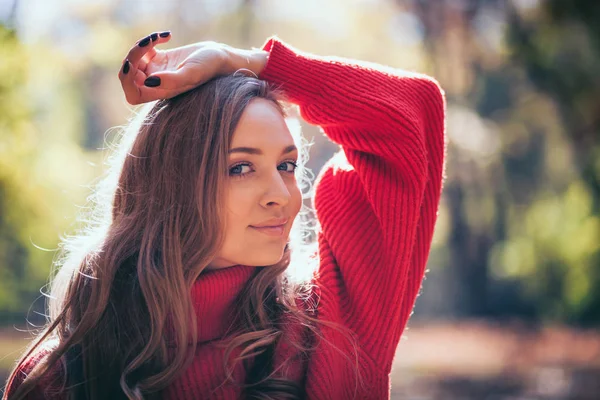 Naturlig Kvinna Mjuk Tröja Utomhus Positiva Känslor — Stockfoto