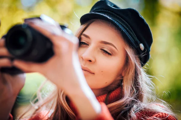 Jonge Vrouw Plezier Met Camera Maken Van Foto Het Groene — Stockfoto
