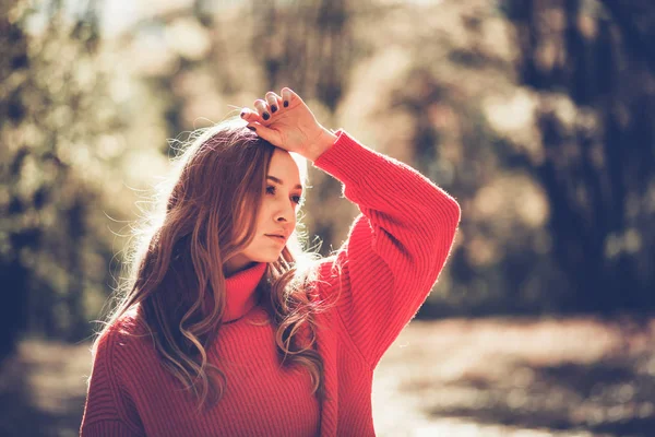 Natürliche Frau Weichen Pullover Draußen Positive Emotionen — Stockfoto