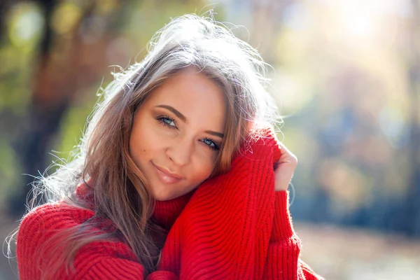 自然女人穿着柔软的毛衣户外 积极的情绪 — 图库照片