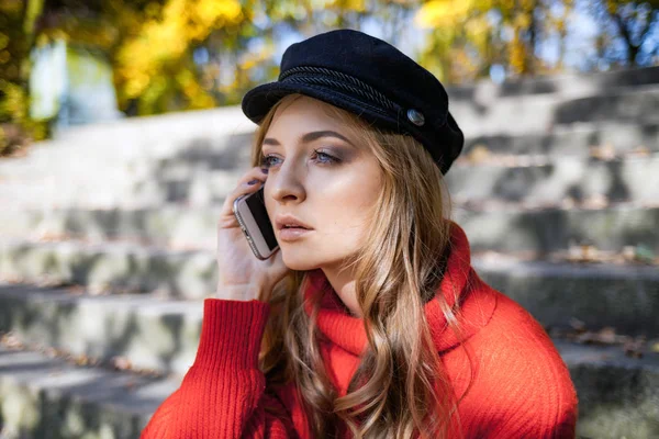 Natürliche Schönheit Mit Smartphone Und Gespräch Auf Der Treppe Park — Stockfoto