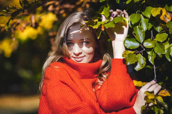 Natürliche Frau Weich Warmen Strickpullover Die Draußen Geht — Stockfoto