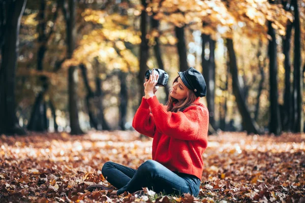 Junge Frau Hat Spaß Mit Kamera Beim Fotografieren Grünen Park — Stockfoto