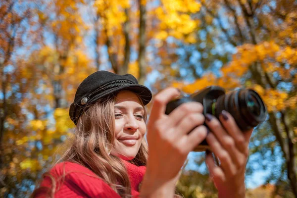 Νεαρή Γυναίκα Που Έχει Διασκέδαση Την Κάμερα Κάνει Φωτογραφίες Καταπράσινο — Φωτογραφία Αρχείου