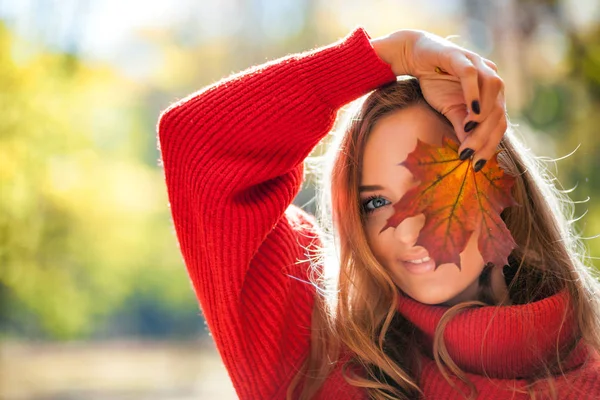 Mujer Natural Sosteniendo Colorida Hoja Otoño Luz Del Sol Brillante —  Fotos de Stock