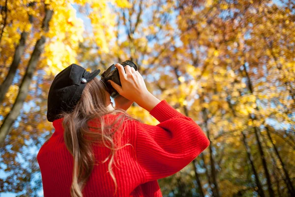 Young Woman Having Fun Camera Making Photos Green Park — Stock Photo, Image