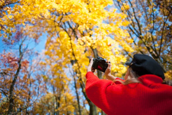 Jovem Mulher Divertindo Com Câmera Fazendo Fotos Parque Verde — Fotografia de Stock