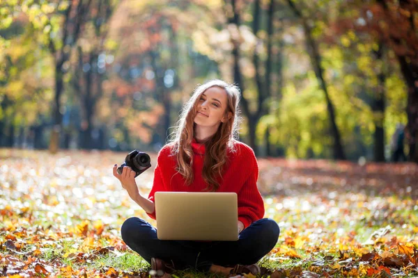 Schöne Frau Mit Laptop Und Kamera Freien Sitzt Auf Dem — Stockfoto