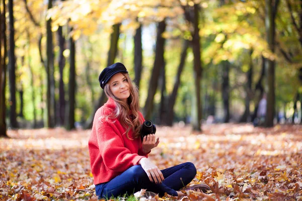 在绿色公园用相机拍照的年轻女子玩得很开心 — 图库照片