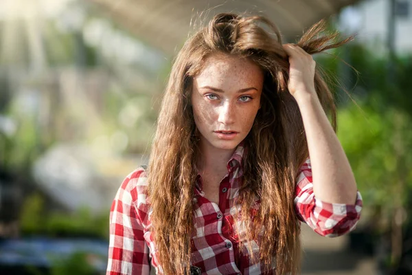 Hermosa Mujer Pecosa Con Pelo Largo Rojo Camisa Cuadros Posando — Foto de Stock