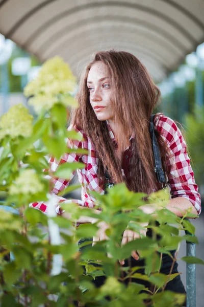 Tuinman Vrouw Met Winkelwagen Kiezen Van Planten Een Tuincentrum — Stockfoto