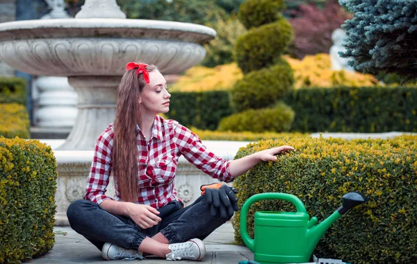 Orgoglioso Giardiniere Donna Toccare Siepe Nel Suo Giardino Ben Tenuto — Foto Stock