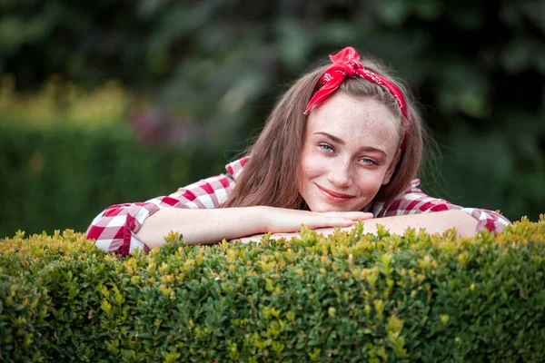 Sorrindo Bela Jovem Jardineiro Mulher Seu Jardim Olhando Para Câmera — Fotografia de Stock