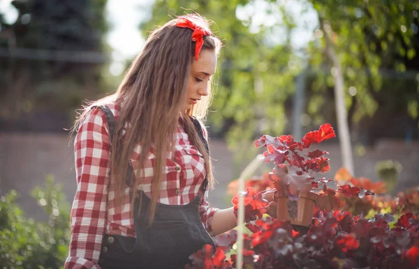 年轻的园丁妇女选择和购买盆栽在庭院中心 — 图库照片