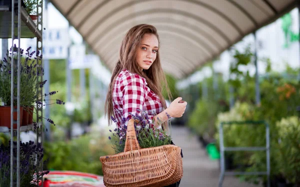 園芸用品センターで買い物中に若い女性 — ストック写真