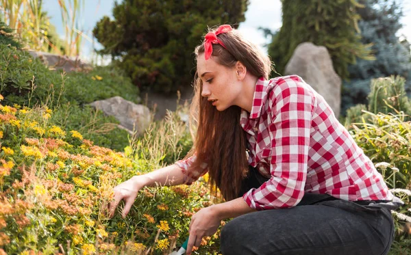 Jonge Vrouw Tuinieren Haar Achtertuin — Stockfoto