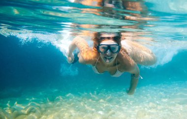 Snorkeling maske sualtı temizlemek tropikal su ile gülümseyen kadın