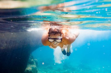Tropikal deniz, kadın maskesi sualtı dalış snorkeling