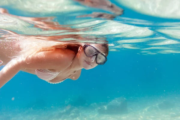 透明な熱帯の水に美しい女性水中シュノーケ リング — ストック写真