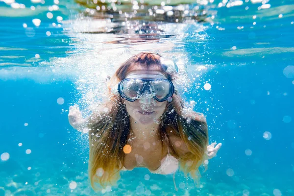 Piękna Kobieta Podwodna Nurkowanie Czystych Wód Tropikalnych — Zdjęcie stockowe