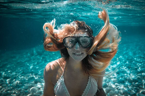Mulher Bonita Com Cabelo Comprido Retrato Subaquático Mar Tropical — Fotografia de Stock