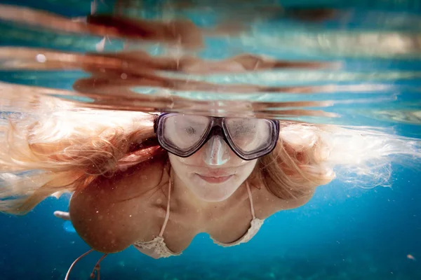 Schöne Frau Mit Langen Haaren Beim Unterwasserschnorcheln Tropischen Wasser — Stockfoto