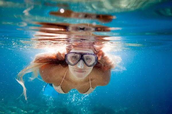 Schöne Frau Mit Langen Haaren Beim Unterwasserschnorcheln Tropischen Wasser — Stockfoto