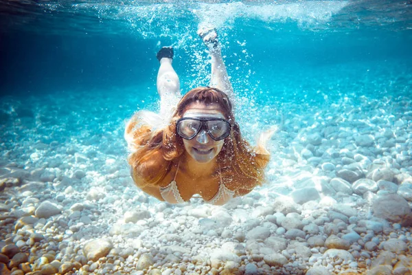 女孩在热带海洋中在水下浮潜 — 图库照片